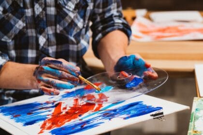 terapi seni, art therapy, penyembuhan stres dan kecemasan, ekspresi kreatif, kesehatan mental